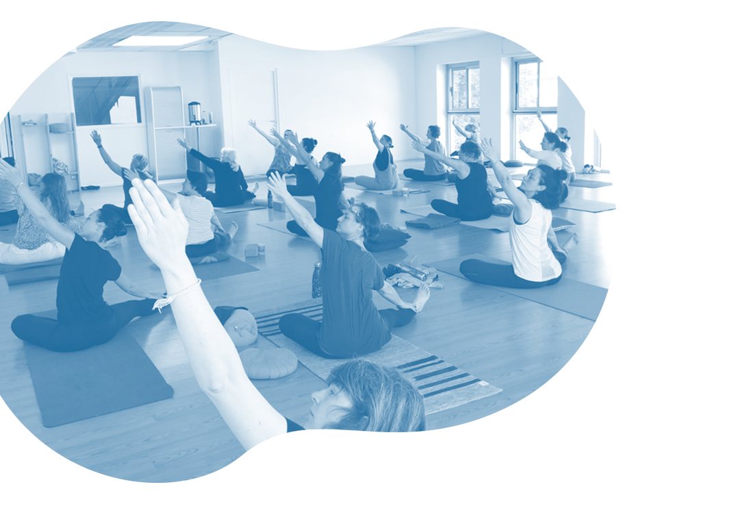 Séance de yoga collective pendant un stage